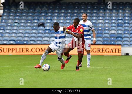 LONDRES, ANGLETERRE. 26 SEPT 2020 Bright Osayi-Samuel de QPR batailles pour possession avec Anfernee Dijksteel de Middlesbrough lors du match de championnat Sky Bet entre Queens Park Rangers et Middlesbrough au stade Loftus Road, à Londres, le samedi 26 septembre 2020. (Credit: Ivan Yordanov | MI News) Credit: MI News & Sport /Alay Live News Banque D'Images