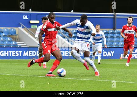 LONDRES, ANGLETERRE. 26 SEPT 2020 Bright Osayi-Samuel de QPR batailles pour possession avec Anfernee Dijksteel de Middlesbrough lors du match de championnat Sky Bet entre Queens Park Rangers et Middlesbrough au stade Loftus Road, à Londres, le samedi 26 septembre 2020. (Credit: Ivan Yordanov | MI News) Credit: MI News & Sport /Alay Live News Banque D'Images