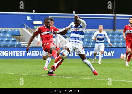 LONDRES, ANGLETERRE. 26 SEPT 2020 Bright Osayi-Samuel de QPR batailles pour possession avec Anfernee Dijksteel de Middlesbrough lors du match de championnat Sky Bet entre Queens Park Rangers et Middlesbrough au stade Loftus Road, à Londres, le samedi 26 septembre 2020. (Credit: Ivan Yordanov | MI News) Credit: MI News & Sport /Alay Live News Banque D'Images