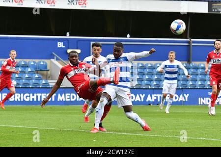 LONDRES, ANGLETERRE. 26 SEPT 2020 Bright Osayi-Samuel de QPR batailles pour possession avec Anfernee Dijksteel de Middlesbrough lors du match de championnat Sky Bet entre Queens Park Rangers et Middlesbrough au stade Loftus Road, à Londres, le samedi 26 septembre 2020. (Credit: Ivan Yordanov | MI News) Credit: MI News & Sport /Alay Live News Banque D'Images