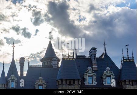 Toit d'un beau château d'époque en face sombre nuageux et ciel orageux Banque D'Images