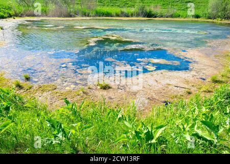 Lac pollué sale en été ensoleillé Banque D'Images