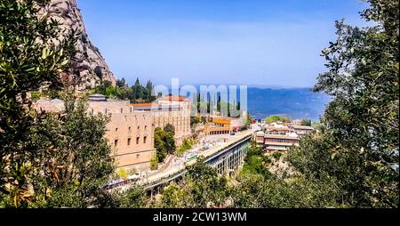 Abbaye bénédictine Santa Maria de Montserrat sur un massif rocheux à sommets multiples de Montserrat. Barcelone, Espagne Banque D'Images