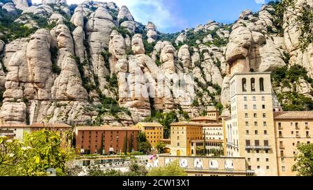 Abbaye bénédictine Santa Maria de Montserrat sur un massif rocheux à sommets multiples de Montserrat. Barcelone, Espagne Banque D'Images