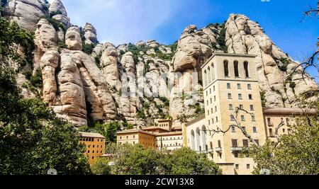 Abbaye bénédictine Santa Maria de Montserrat sur un massif rocheux à sommets multiples de Montserrat. Barcelone, Espagne Banque D'Images