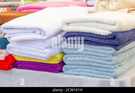 Pile de serviettes propres de couleur douce sur la table Banque D'Images