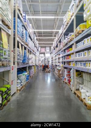 Rangée d'étagères avec des articles de construction dans un magasin d'entrepôt Banque D'Images