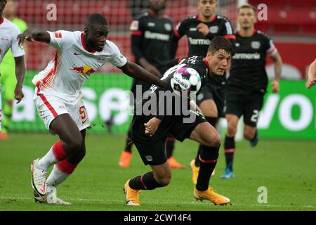 Leverkusen, Allemagne. 26 septembre 2020. Football: Bundesliga, Bayer Leverkusen - RB Leipzig, 2ème jour de match dans le BayArena. Patrik Schick (r) de Leverkusen et Dayot Upavecano (l) de Leipzig essaient de jouer au ballon. Credit: Federico Gambarini/dpa - NOTE IMPORTANTE: Conformément aux règlements de la DFL Deutsche Fußball Liga et de la DFB Deutscher Fußball-Bund, il est interdit d'exploiter ou d'exploiter dans le stade et/ou à partir du jeu pris des photos sous forme d'images de séquences et/ou de séries de photos de type vidéo./dpa/Alay Live News Banque D'Images