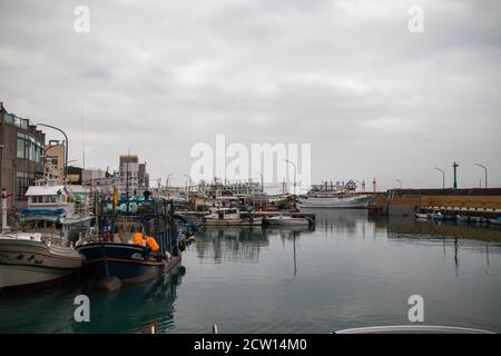 Port de Guihou, TAIWAN - Jan, 2020: “port de pêche de Guihou” est un petit village de pêche pittoresque de tourisme de loisirs sur la côte nord. Les voyageurs peuvent Banque D'Images