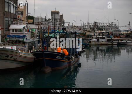 Port de Guihou, TAIWAN - Jan, 2020: “port de pêche de Guihou” est un petit village de pêche pittoresque de tourisme de loisirs sur la côte nord. Les voyageurs peuvent Banque D'Images