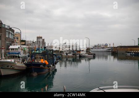 Port de Guihou, TAIWAN - Jan, 2020: “port de pêche de Guihou” est un petit village de pêche pittoresque de tourisme de loisirs sur la côte nord. Les voyageurs peuvent Banque D'Images