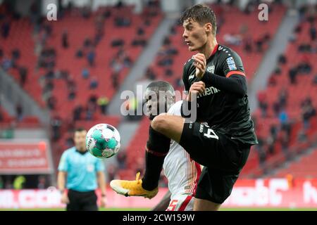 Leverkusen, Allemagne. 26 septembre 2020. Football: Bundesliga, Bayer Leverkusen - RB Leipzig, 2ème jour de match dans le BayArena. Le Patrik Schick (r) de Leverkusen et le Dayot Upamecano (derrière lui) de Leipzig en action. Credit: Federico Gambarini/dpa - NOTE IMPORTANTE: Conformément aux règlements de la DFL Deutsche Fußball Liga et de la DFB Deutscher Fußball-Bund, il est interdit d'exploiter ou d'exploiter dans le stade et/ou à partir du jeu pris des photos sous forme d'images de séquences et/ou de séries de photos de type vidéo./dpa/Alay Live News Banque D'Images