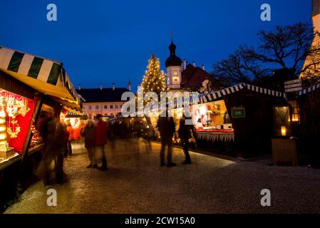 Altoetting Germany-Dec,13,2017 : le traditionnel Marché de Noël Christkindlmarkt dans la ville d'Altoetting en Allemagne est rempli de gens au début de Banque D'Images