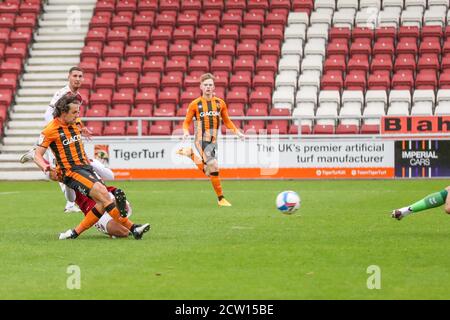 NORTHAMPTON, ANGLETERRE. 26 SEPTEMBRE 2020, le capitaine George Honeyman marque Hull City, pour prolonger son avance pour le faire 2 - 0 contre Northampton Town, pendant le match de la Sky Bet League One entre Northampton Town et Hull City au PTS Academy Stadium, Northampton, le samedi 26 septembre 2020. (Credit: John Cripps | MI News) Credit: MI News & Sport /Alay Live News Banque D'Images