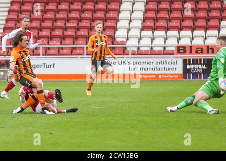 NORTHAMPTON, ANGLETERRE. 26 SEPTEMBRE 2020, le capitaine George Honeyman marque Hull City, pour prolonger son avance pour le faire 2 - 0 contre Northampton Town, pendant le match de la Sky Bet League One entre Northampton Town et Hull City au PTS Academy Stadium, Northampton, le samedi 26 septembre 2020. (Credit: John Cripps | MI News) Credit: MI News & Sport /Alay Live News Banque D'Images