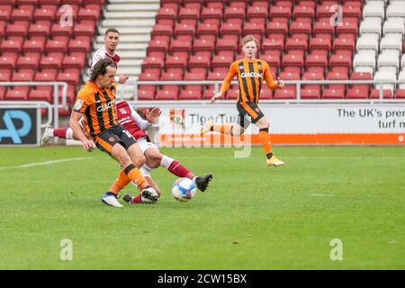 NORTHAMPTON, ANGLETERRE. 26 SEPTEMBRE 2020, le capitaine George Honeyman marque Hull City, pour prolonger son avance pour le faire 2 - 0 contre Northampton Town, pendant le match de la Sky Bet League One entre Northampton Town et Hull City au PTS Academy Stadium, Northampton, le samedi 26 septembre 2020. (Credit: John Cripps | MI News) Credit: MI News & Sport /Alay Live News Banque D'Images