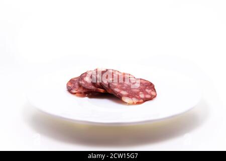 Saucisse et assiette sur fond blanc Banque D'Images