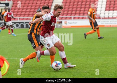 NORTHAMPTON, ANGLETERRE. LE 26 SEPTEMBRE 2020, Sam Hoskins de Northampton Town est défié par Alfie Jones de Hull City lors de la deuxième moitié du match de la Sky Bet League One entre Northampton Town et Hull City au PTS Academy Stadium, Northampton, le samedi 26 septembre 2020. (Credit: John Cripps | MI News) Credit: MI News & Sport /Alay Live News Banque D'Images