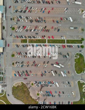 Vue aérienne des voitures sur les grands parkings extérieurs ; États-Unis. Les parcs de stationnement du centre commercial sont encombrés et les autres voitures tentent de pénétrer et de sortir; fin Banque D'Images