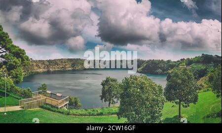 Mount Gambier, Australie méridionale. Vue aérienne de drone sur le magnifique lac Blue au printemps. Banque D'Images