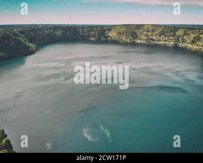 Mount Gambier, Australie méridionale. Vue aérienne de drone sur le magnifique lac Blue au printemps. Banque D'Images