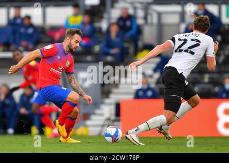 DERBY, ANGLETERRE. 26 SEPT 2020 Adam Armstrong de Blackburn Rovers bataille avec George Evans du comté de Derby lors du match de championnat Sky Bet entre le comté de Derby et Blackburn Rovers au Pride Park, Derby le samedi 26 septembre 2020. (Credit: Jon Hobley | MI News) Credit: MI News & Sport /Alay Live News Banque D'Images