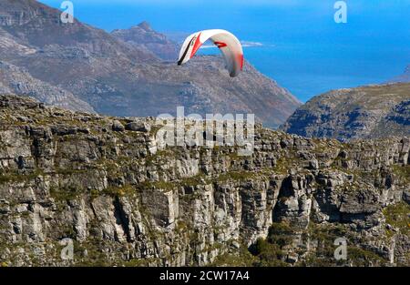 Un parapente solo survolant Table Mountain au Cap. Banque D'Images