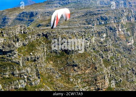 Un parapente solo survolant Table Mountain au Cap. Banque D'Images