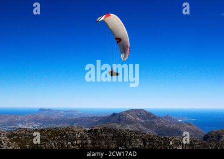 Un parapente solo survolant Table Mountain au Cap. Banque D'Images