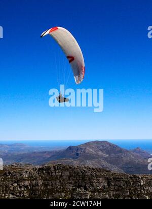 Un parapente solo survolant Table Mountain au Cap. Banque D'Images