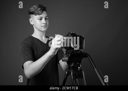 Photo studio d'un jeune adolescent sur fond gris Banque D'Images