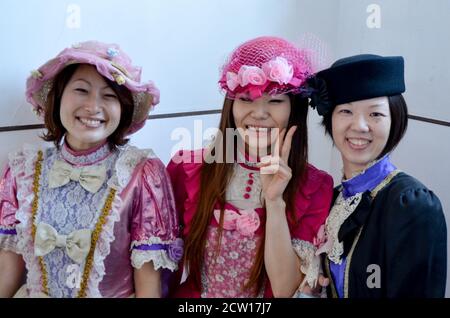 Touristes costumés à Glover Garden (グラバー園, Gurabāen), Nagasaki, Japon Banque D'Images