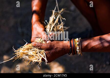 Les mains de travail en Afrique font naturellement feu avec de la paille Banque D'Images