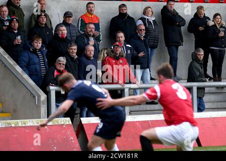 Une vue générale de l'action du match comme les supporters regardent sur les tribunes pendant la division Premier League du nord à Broadhurst Park, Manchester. Banque D'Images
