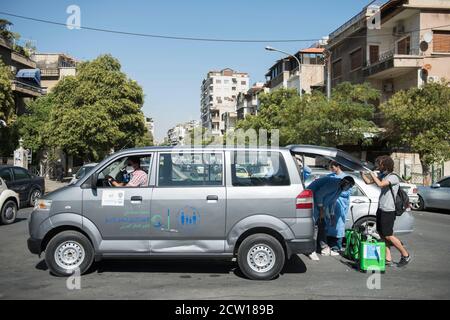 Groupe de volontaires à Damas conduisant régulièrement session de stérilisation à Soutenir le gouvernement pendant Covid -19 en Syrie Damas Banque D'Images