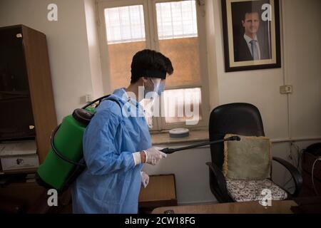 Groupe de volontaires à Damas conduisant régulièrement session de stérilisation à Soutenir le gouvernement pendant Covid -19 en Syrie Damas Banque D'Images