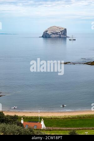 Grand bateau Pelican de Londres ancré par Bass Rock dans le calme Firth of Forth à Canty Bay, côte est de Lothian, Écosse, Royaume-Uni Banque D'Images