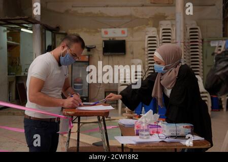 Groupe de volontaires à Damas conduisant régulièrement session de stérilisation à Soutenir le gouvernement pendant Covid -19 en Syrie Damas Banque D'Images