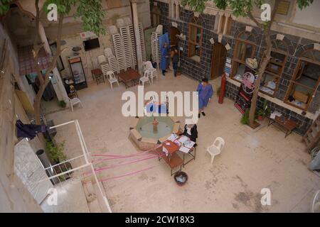 Groupe de volontaires à Damas conduisant régulièrement session de stérilisation à Soutenir le gouvernement pendant Covid -19 en Syrie Damas Banque D'Images