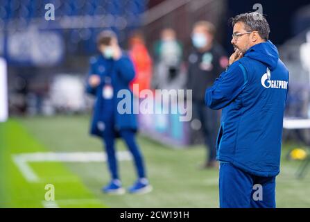 Gelsenkirchen, Allemagne. 26 septembre 2020. Football: Bundesliga, FC Schalke 04 - Werder Bremen, 2ème jour de match dans le Veltins Arena. L'entraîneur de Schalke, David Wagner, est sur la touche avant le match. Crédit: Guido Kirchner/dpa - NOTE IMPORTANTE: Conformément aux règlements de la DFL Deutsche Fußball Liga et de la DFB Deutscher Fußball-Bund, il est interdit d'exploiter ou d'exploiter dans le stade et/ou à partir du jeu pris des photos sous forme d'images de séquences et/ou de séries de photos de type vidéo./dpa/Alay Live News Banque D'Images