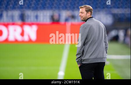 Gelsenkirchen, Allemagne. 26 septembre 2020. Football: Bundesliga, FC Schalke 04 - Werder Bremen, 2ème jour de match dans le Veltins Arena. Florian Kohlfeld, entraîneur de Brême, est sur la touche avant le match. Crédit: Guido Kirchner/dpa - NOTE IMPORTANTE: Conformément aux règlements de la DFL Deutsche Fußball Liga et de la DFB Deutscher Fußball-Bund, il est interdit d'exploiter ou d'exploiter dans le stade et/ou à partir du jeu pris des photos sous forme d'images de séquences et/ou de séries de photos de type vidéo./dpa/Alay Live News Banque D'Images