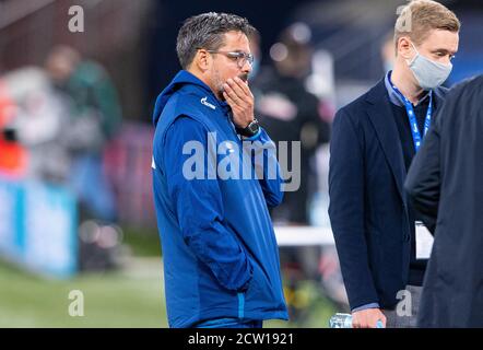 Gelsenkirchen, Allemagne. 26 septembre 2020. Football: Bundesliga, FC Schalke 04 - Werder Bremen, 2ème jour de match dans le Veltins Arena. L'entraîneur de Schalke, David Wagner, est sur la touche avant le match. Crédit: Guido Kirchner/dpa - NOTE IMPORTANTE: Conformément aux règlements de la DFL Deutsche Fußball Liga et de la DFB Deutscher Fußball-Bund, il est interdit d'exploiter ou d'exploiter dans le stade et/ou à partir du jeu pris des photos sous forme d'images de séquences et/ou de séries de photos de type vidéo./dpa/Alay Live News Banque D'Images