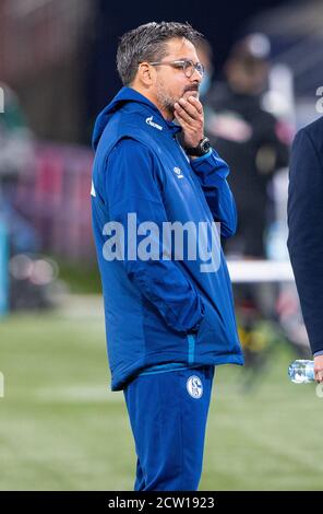 Gelsenkirchen, Allemagne. 26 septembre 2020. Football: Bundesliga, FC Schalke 04 - Werder Bremen, 2ème jour de match dans le Veltins Arena. L'entraîneur de Schalke, David Wagner, est sur la touche avant le match. Crédit: Guido Kirchner/dpa - NOTE IMPORTANTE: Conformément aux règlements de la DFL Deutsche Fußball Liga et de la DFB Deutscher Fußball-Bund, il est interdit d'exploiter ou d'exploiter dans le stade et/ou à partir du jeu pris des photos sous forme d'images de séquences et/ou de séries de photos de type vidéo./dpa/Alay Live News Banque D'Images