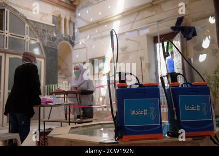 Groupe de volontaires à Damas conduisant régulièrement session de stérilisation à Soutenir le gouvernement pendant Covid -19 en Syrie Damas Banque D'Images