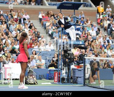 Queens, États-Unis d'Amérique. 11 septembre 2011. RINKING NY- SEPTEMBRE 11: Serena Williams fait valoir avec le juge lors des finales de femmes sur le stade Arthur Ashe au centre national de tennis de l'USTA Billie Jean King le 11 septembre 2011 à Flushing Queens. Personnes: Serena Williams crédit: Storms Media Group/Alay Live News Banque D'Images