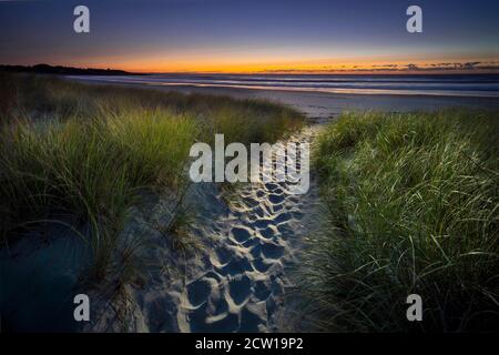 Lumière sur le sentier de la plage au lever du soleil, Narragansett, Rhode Island USA Banque D'Images