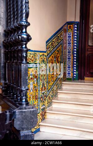 Carreaux peints en espagnol ou azulejo à Grenade, Espagne. Banque D'Images