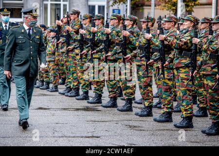 Le roi Philippe passe en revue les étudiants de première année lors de la cérémonie pour la présentation des bérets bleus, de l'Académie militaire royale (ERM), de Bruxelles. Le roi Philipe et la reine Mathilde assistent au défilé des bérets bleus au cours duquel les étudiants de première année de l'Académie militaire royale, Qui a réussi la phase d'initiation militaire, sont présentés avec un béret bleu à Bruxelles, Belgique. La princesse Elisabeth, duchesse de Brabant, est étudiante en première année à l'Académie militaire royale. Banque D'Images