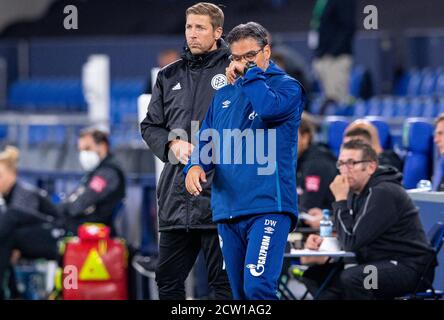 Gelsenkirchen, Allemagne. 26 septembre 2020. Football: Bundesliga, FC Schalke 04 - Werder Bremen, 2ème jour de match dans le Veltins Arena. L'entraîneur de Schalke, David Wagner, saisit son nez. Crédit: Guido Kirchner/dpa - NOTE IMPORTANTE: Conformément aux règlements de la DFL Deutsche Fußball Liga et de la DFB Deutscher Fußball-Bund, il est interdit d'exploiter ou d'exploiter dans le stade et/ou à partir du jeu pris des photos sous forme d'images de séquences et/ou de séries de photos de type vidéo./dpa/Alay Live News Banque D'Images