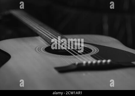 Détails d'une guitare acoustique, photos détaillées d'une guitare, cordes de guitare et son trou, abstrait, flou, macrophoto, noir et blanc Banque D'Images